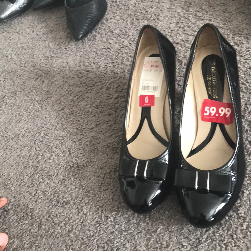 Varieties of dress shoes/sandals - Picture 13 of 16